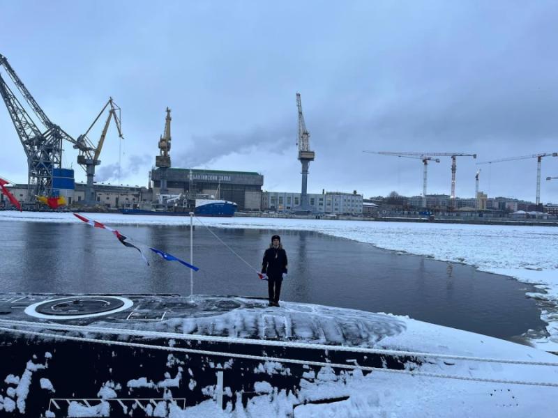 После месячного простоя на Адмиралтейских верфях провели церемонию поднятия флага на подлодке