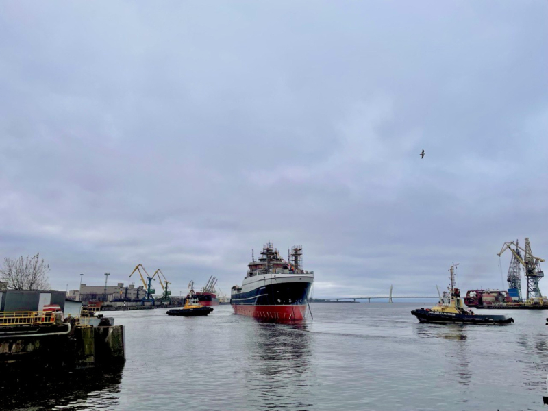 «Адмиралтейские верфи» спустили на воду большой морозильный рыболовный траулер «Механик Щербаков»