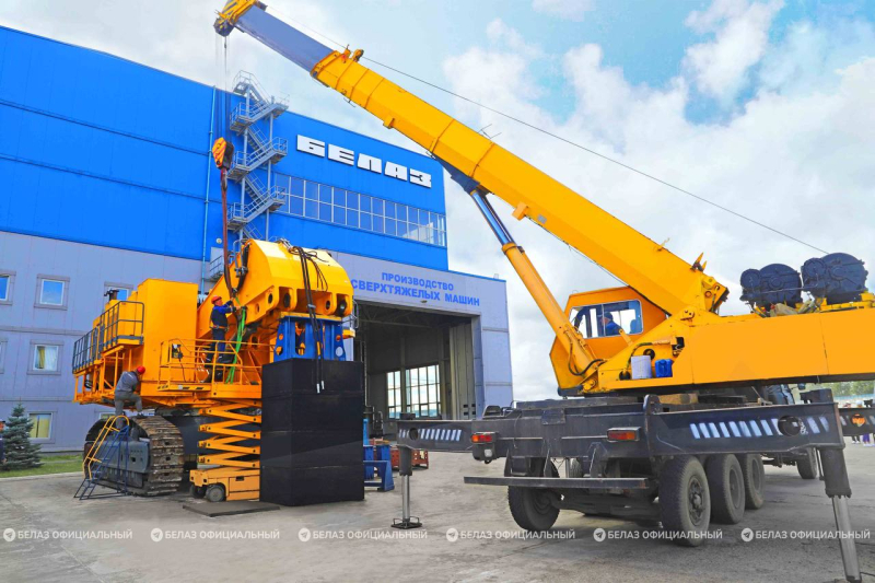Блог о машиностроении и технике | 1-ый в истории БЕЛАЗА карьерный экскаватор выслали российской организации СУЭК Первый в истории БЕЛАЗА карьерный экскаватор отправили российской компании СУЭК