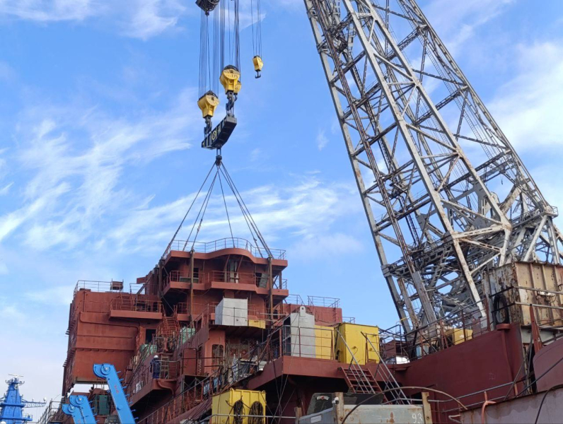 Блог о машиностроении и технике | Специалисты «Балтийского завода» ОСК погрузили на борт строящегося ледокола «Чукотка» укрупненный блок секций Специалисты «Балтийского завода» ОСК погрузили на борт строящегося ледокола «Чукотка» укрупненный блок секций