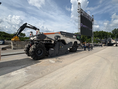 Блог о машиностроении и технике | John Deere Bets Connected Roadbuilding Is Its Next Competitive Advantage John-Deere-Cold-Milling
